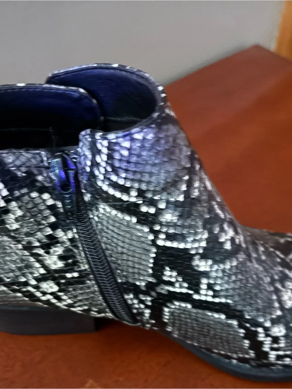 Arizona Jean Company Black & Gray Snake-Print Ankle Booties Size 8